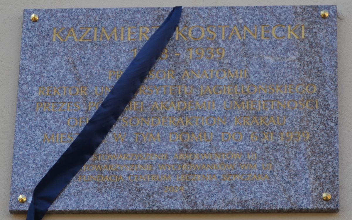 Zdjęcie tablicy upamiętniającej prof. Kazimierza Kostaneckiego